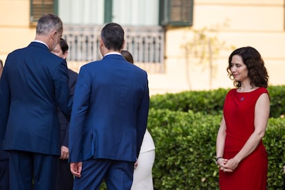 La presidenta de la Comunidad de Madrid, Isabel Díaz Ayuso, junto al rey Felipe VI y el presidente del Gobierno, Pedro Sánchez, momentos antes de la foto de familia de la XXVII Conferencia de Presidentes.