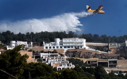 A firefighting aircraft dumps water in Cape San Antonio, in Xàbia.