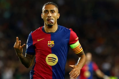 Raphinha celebra la consecución del cuarto gol para completar un 'hat-trick' ante el Bayern Múnich este miércoles en el Estadio Olímpico Lluís Companys.