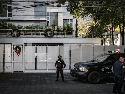 Elementos de la policía resguardan el domicilio del periodista mexicano Ciro Gómez Leyva, un día después del atentado que sufrió en la colonia Florida de Ciudad de México, el 16 de diciembre de 2022.