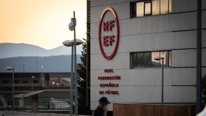 Fachada de la sede de la Real Federación Española de Fútbol (RFEF), en Las Rozas, Madrid.