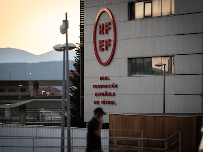 Fachada de la sede de la Real Federación Española de Fútbol (RFEF), en Las Rozas, Madrid.
