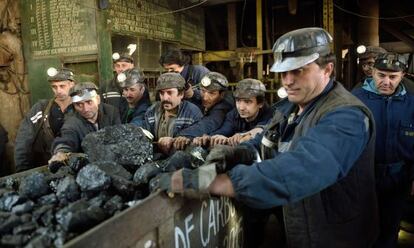 Trabajadores de la mina de carb&oacute;n de Petrila (Ruman&iacute;a), la m&aacute;s profunda de Europa, poco antes de ser cerrada en octubre.