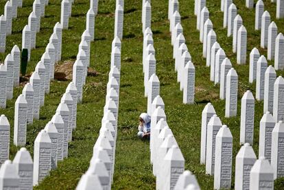 Una mujer llora entre las tumbas de las v&iacute;ctimas de Srebrenica.