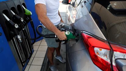 Un hombre reposta en una gasolinera de Madrid.