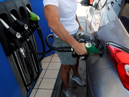 Un hombre reposta en una gasolinera de Madrid.