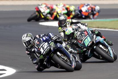 El piloto español Maverick Viñales, en una de las curvas, presionado por Franco Morbidelli.