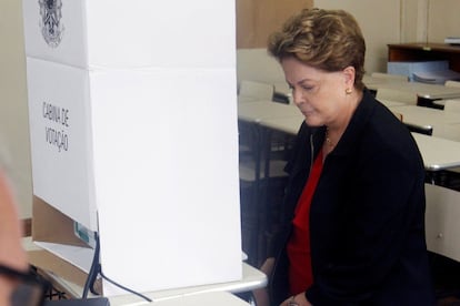 A ex-presidenta Dilma Rousseff vota em um colégio eleitoral na cidade de Belo Horizonte, em Minas Gerais.