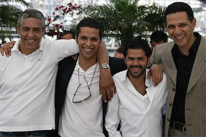 De izqda. a dcha., los actores Samy Naceri, Sami Bouajila, Jamel Debbouze y Roschdy Zem, durante la presentación de <i>Indigenes</i>.