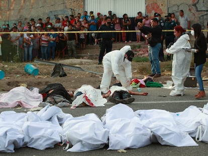 Cuerpos en bolsas para cadáveres a un lado de la carretera en Tuxtla Gutiérrez (Chiapas, México) tras un accidente, en diciembre de 2021.