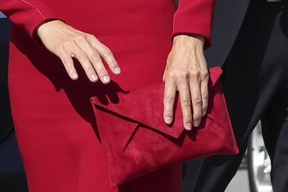 La cartera elegida para la visita a Covadonga, fue un sobre de color rojo para hacer juego a su atuendo.