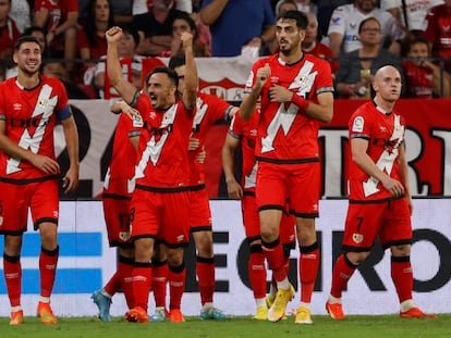 SEVILLA, 29/10/2022.- El delantero del Rayo Vallecano Álvaro García (2i), celebra su gol contra el Sevilla, durante el partido de la jornada 12 de LaLiga que juegan hoy sábado en el estadio Sánchez Pizjuán. EFE/ Julio Muñoz
