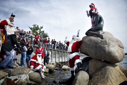 El encuentro de Papá Noel en Copenhague combina un baño junto a la escultura de la Sirenita, basada en la historia de Hans Christian Andersen, con una excursión por la ciudad y un desfile por Strøget, la calle pèatonal más larga de la ciudad.