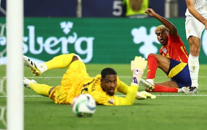 Lamine Yamal marca el quinto gol de España a Francia.