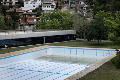 Piscina municipal de Vallirana sin agua.