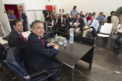 El diputado general de Álava, Javier de Andrés (a la derecha), y su responsable de Administración Local, Javier Ruiz de Arbulo, ayer en la reunión con los alcaldes