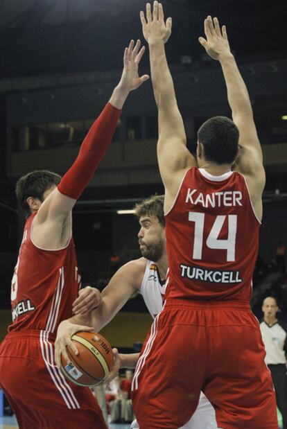 Marc Gasol ante la defensa turca.