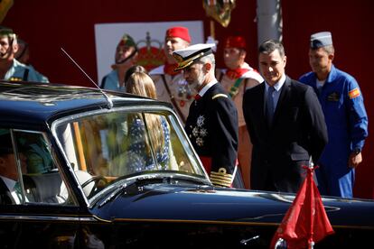 Los reyes y la infanta Sofía abandonan la plaza de Cuzco tras el desfile del 12 de octubre. 