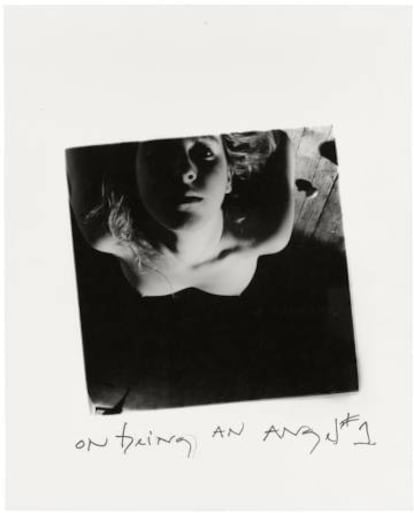 "On being an angel", de Francesca Woodman, una de las imágenes de la exposción de la Fundación Canal.