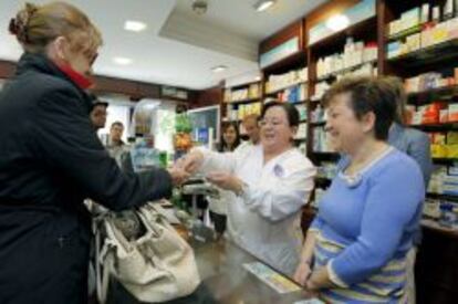 Clientes comprando en una farmacia