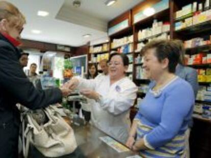 Clientes comprando en una farmacia