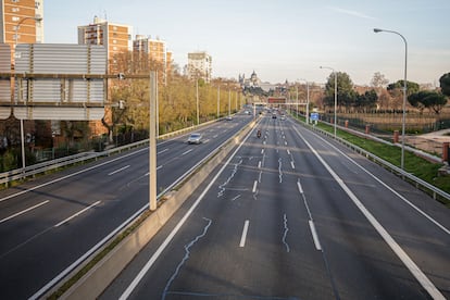 The M-30 was free of traffic at rush hour on Friday evening, after the government declared a state of alarm from Saturday onward.