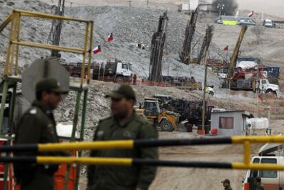 Policías chilenos custodian el acceso a la mina donde están atrapados los trabajadores.