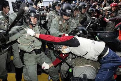 Miles de manifestantes han conseguido poner en jaque a la policía china al romper el perímetro de seguridad que rodea el centro donde se celebra la cumbre.