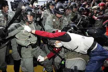 Miles de manifestantes han conseguido poner en jaque a la policía china al romper el perímetro de seguridad que rodea el centro donde se celebra la cumbre.