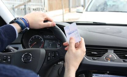 Un conductor con su carnet.