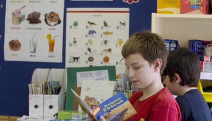 Un alumne en classe d'anglès en una escola de Barcelona.