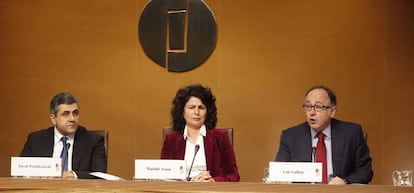 De izquierda a derecha, el secretario general de la OMT, Zurab Pololikashvili, la secretaria de Estado de Turismo, Matilde Asián, y el presidente de Iberia, Luis Gallego, durante la rueda de prensa de presentación de FITUR 2018.