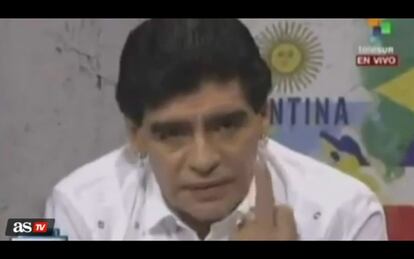 Maradona hace un corte de manga en su programa de Telesur.