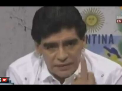 Maradona hace un corte de manga en su programa de Telesur.