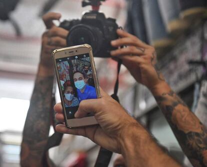 O deputado Capitão Wagner tira selfie com eleitora em Fortaleza no dia 26.