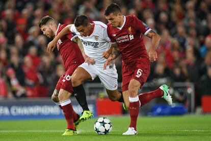 Wissam Ben Yedder (centro) flanqueado por  Alberto Moreno (izquierda) y Dejan Lovren del Liverpool