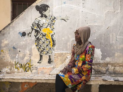 La coordinadora de And taxawu talibés, Maymuna T. Tounkara, en la sede de su asociación en Saint Louis.