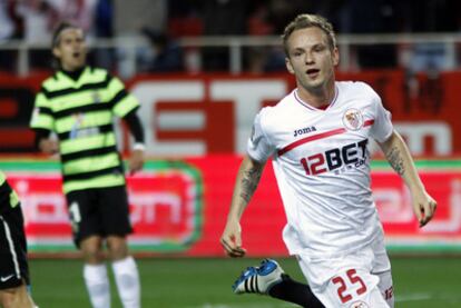 El jugador del Sevilla Rakitic celebra la consecución de un gol contra el Hércules.