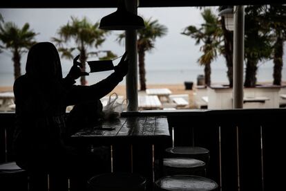 Benjamin Leyts, empleado del bar de playa Polé Polé Beach, se prepara para el turno del mediodía.