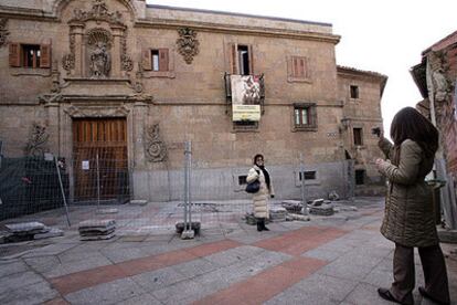 Fachada del Archivo de la Guerra Civil de Salamanca, vallada desde el pasado miércoles.