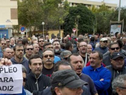 Trabajadores de Cádiz y exempleados de Delphi reclaman trabajo.