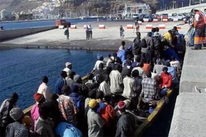 Un cayuco con 105 inmigrantes indocumentados llega al muelle de San Sebastián de La Gomera, tras ser avistados a 14 millas al sur de la isla