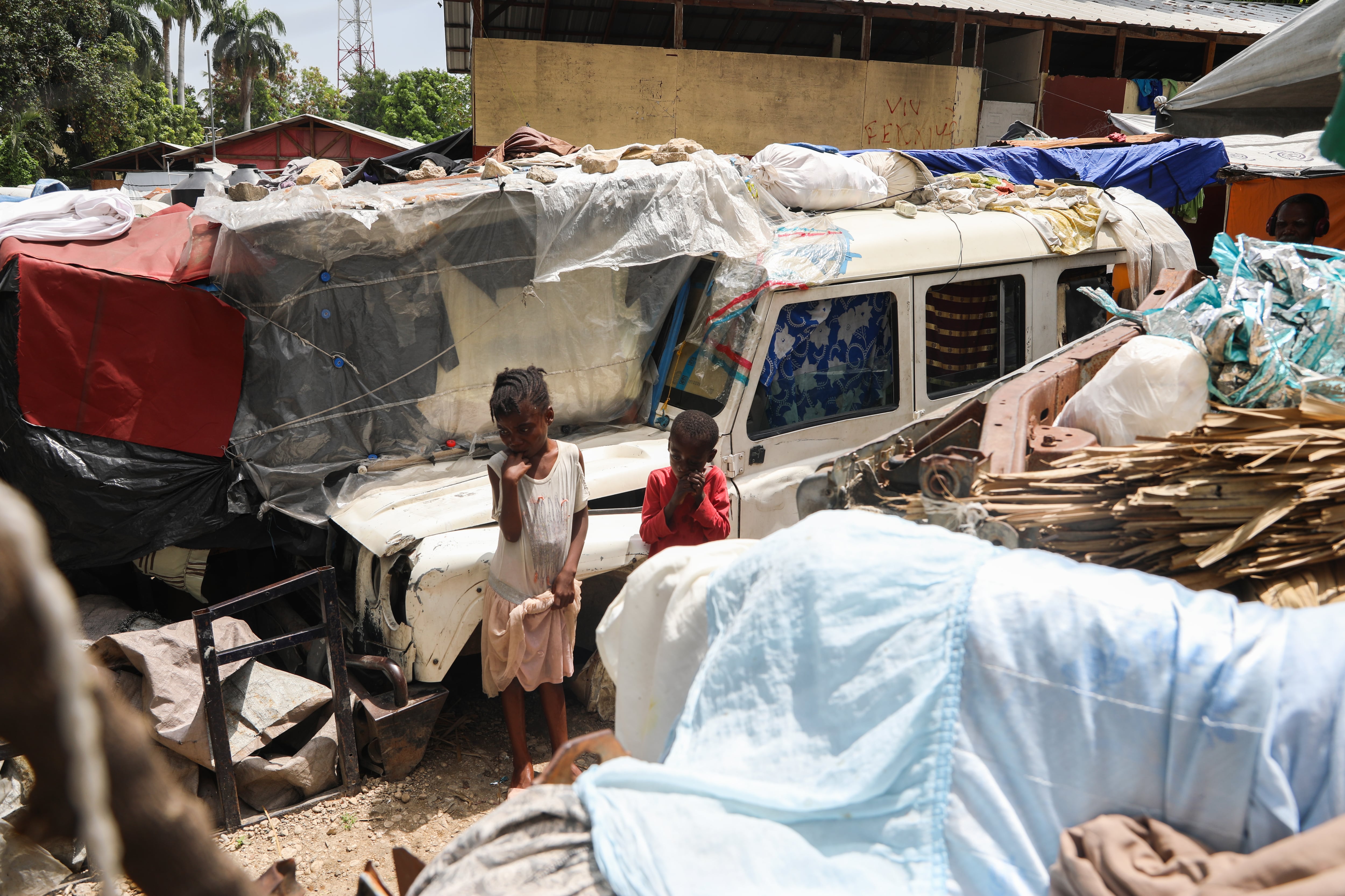 Niños haitianos juegan entre los objetos traídos a un refugio por personas desplazadas en junio de 2024. 