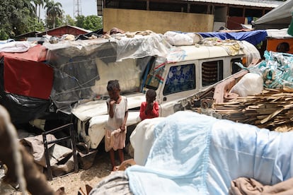 Niños haitianos juegan entre los objetos traídos a un refugio por personas desplazadas en junio de 2024. 