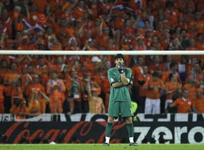 Buffon, en actitud pensativa durante el desastre de Italia ante Holanda.