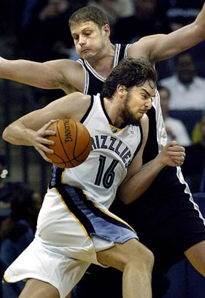 Gasol dribla a Nesterovic durante el partido contra los Spurs