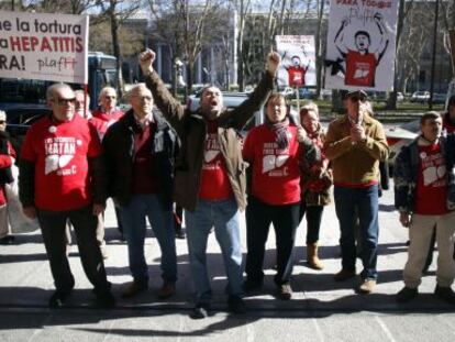 Afectados de hepatitis C se manifiestan la semana pasada frente a la sede del Ministerio de Sanidad en Madrid.