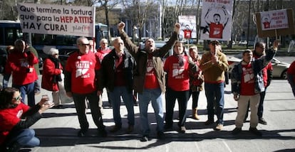 Afectados de hepatitis C se manifiestan la semana pasada frente a la sede del Ministerio de Sanidad en Madrid.