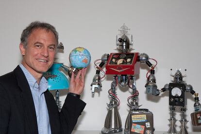 Stephen Kaufer, con su colección de robots, en Boston.