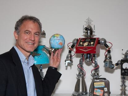 Stephen Kaufer, con su colección de robots, en Boston.